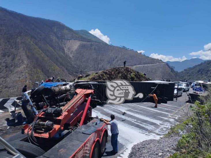 Tráiler sin frenos provoca mortal accidente en Maltrata; rapiñan 30 toneladas de leche