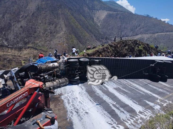 Tráiler sin frenos provoca mortal accidente en Maltrata; rapiñan 30 toneladas de leche