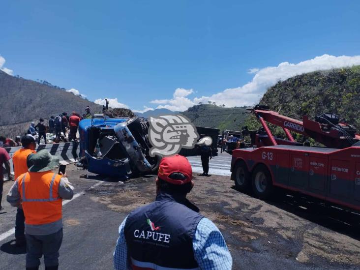 Tráiler sin frenos provoca mortal accidente en Maltrata; rapiñan 30 toneladas de leche