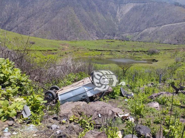 Tráiler sin frenos provoca mortal accidente en Maltrata; rapiñan 30 toneladas de leche