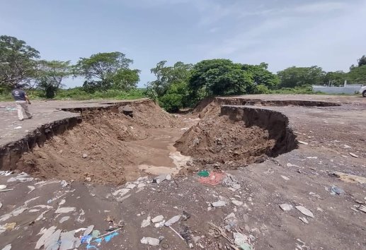 Usarán más de 100 camiones de tierra para rellenar peligroso socavón en La Herradura, Veracruz