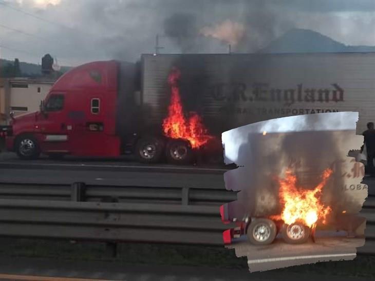 ¡Se calentó de más! Tráiler arde en llamas en Autopista Puebla-Córdoba