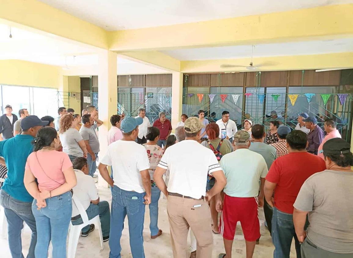 Habitantes de Villa Cuichapa se reúnen con CFE tras bloqueo carretero Cuichapa-Tlacuilolapan | VIDEO