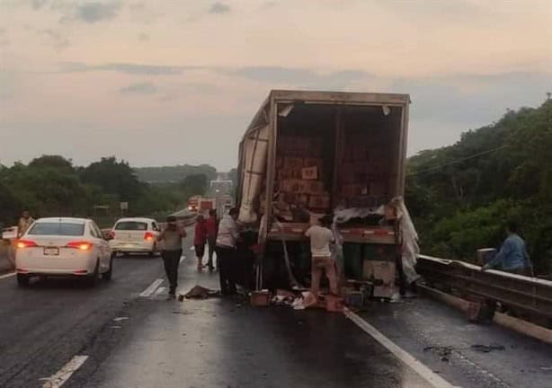 Camión con cerveza se accidenta en Juan Rodríguez Clara y se registra rapiña