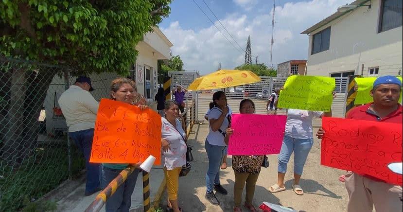 Se manifiestan en CFE en ejido de Minatitlán tras 4 días sin luz