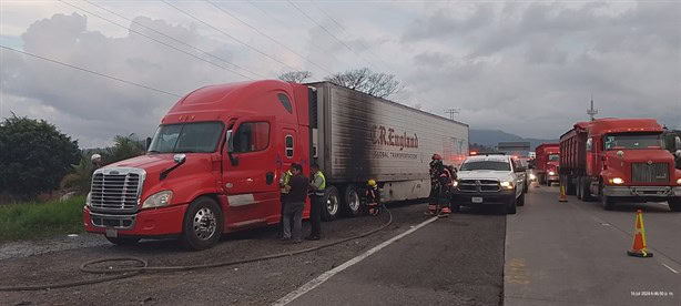 ¡Se calentó de más! Tráiler arde en llamas en Autopista Puebla-Córdoba