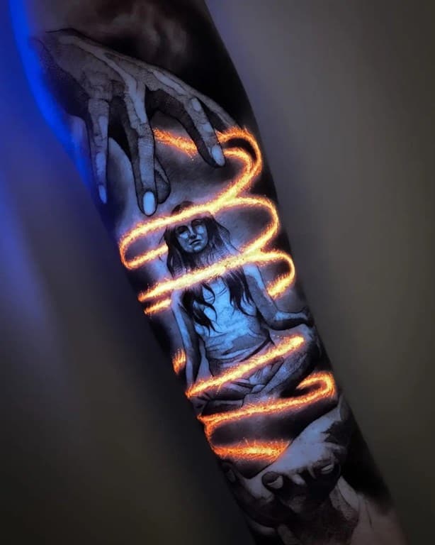 ¿Tatuajes que brillan en la oscuridad? Mira esta nueva tendencia | FOTOS