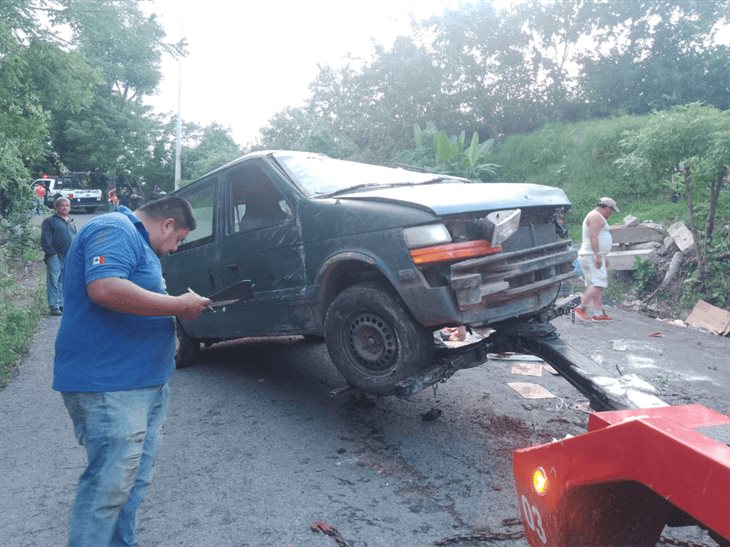 ¡Se quedó sin frenos! camioneta vuelca en la localidad El Pozón, en Misantla