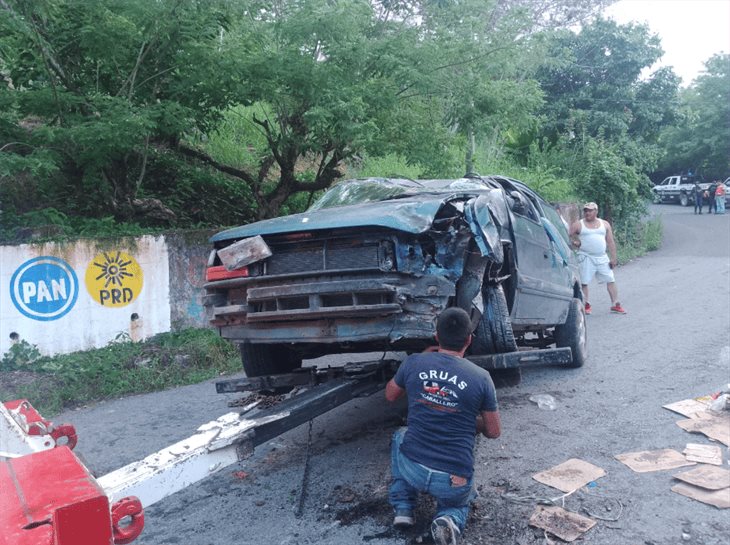 ¡Se quedó sin frenos! camioneta vuelca en la localidad El Pozón, en Misantla