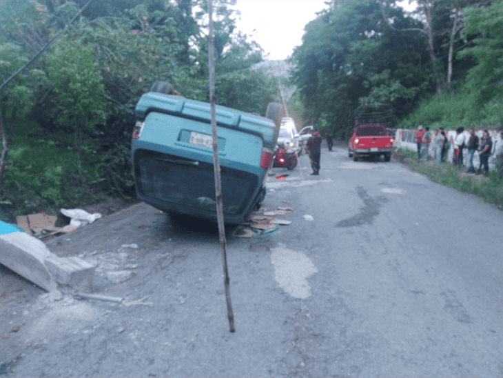 ¡Se quedó sin frenos! camioneta vuelca en la localidad El Pozón, en Misantla