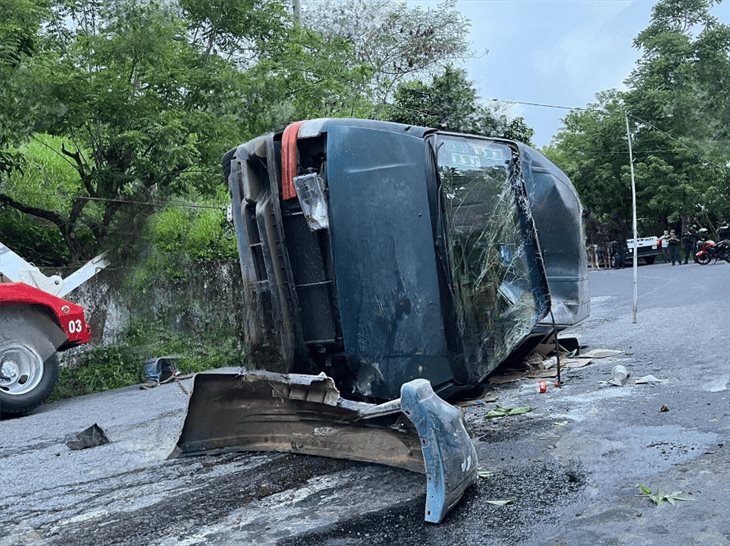 ¡Se quedó sin frenos! camioneta vuelca en la localidad El Pozón, en Misantla