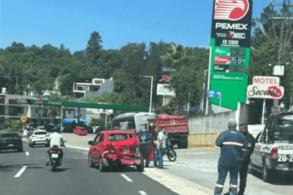 Revolvedora choca contra un auto en el Boulevard Xalapa-Coatepec 