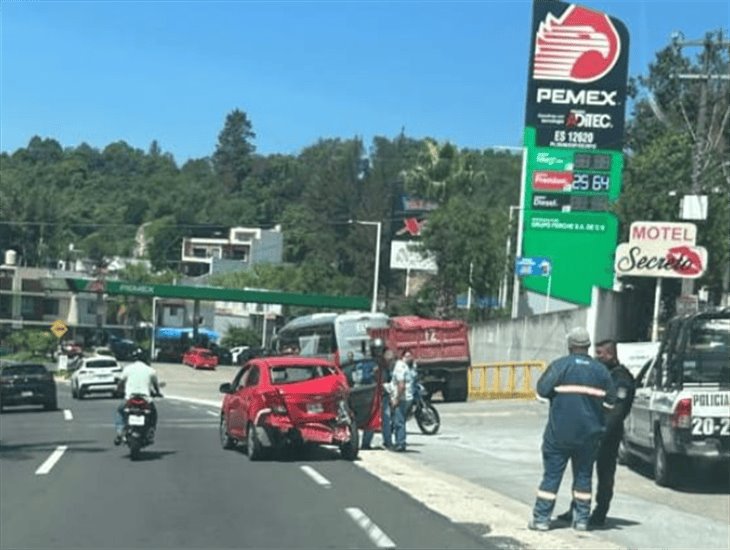 Revolvedora choca contra un auto en el Boulevard Xalapa-Coatepec 