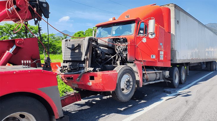 Se registra accidente en la autopista Puebla-Córdoba; tráiler estuvo a punto de caer a un río