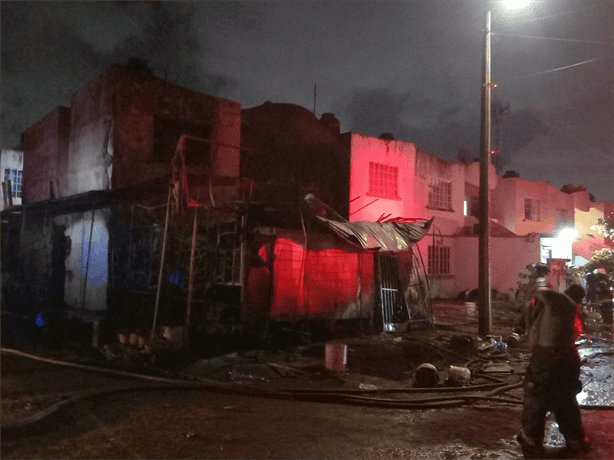 Voraz incendio consume inmueble en Lomas de Río Medio 4 | VIDEO