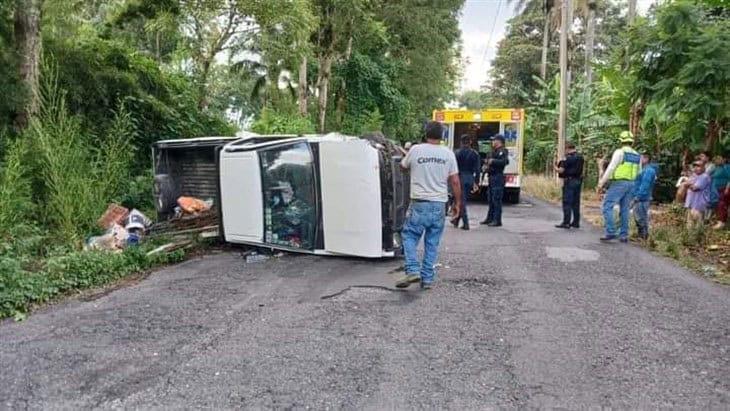 Fuerte accidente: camionetas chocan y vuelcan en carretera federal 143 de Coscomatepec