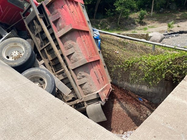 Colapso de puente en Alto Lucero deja camión varado y caos vial