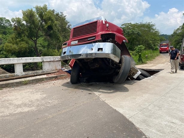 Colapso de puente en Alto Lucero deja camión varado y caos vial