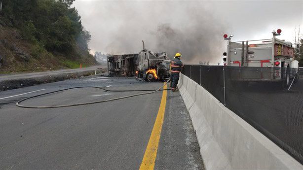 Fuego y muerte en la Xalapa-Perote; tráiler cargado de pollo arde y es saqueado