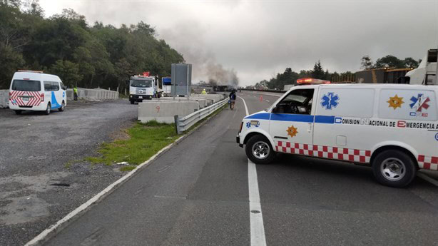 Fuego y muerte en la Xalapa-Perote; tráiler cargado de pollo arde y es saqueado