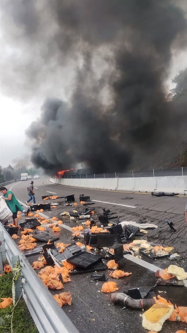 Fuego y muerte en la Xalapa-Perote; tráiler cargado de pollo arde y es saqueado