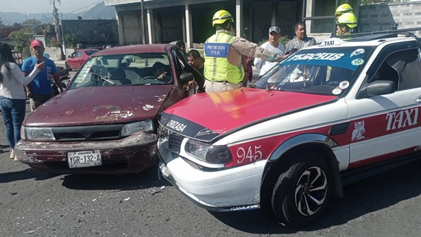 Aparatoso choque en ángulo entre taxi y vagoneta en Orizaba; una persona lesionada