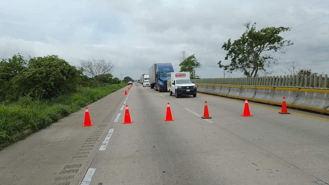 Tráfico lento en la autopista Nuevo Teapa-Cosoleacaque por trabajos de CFE