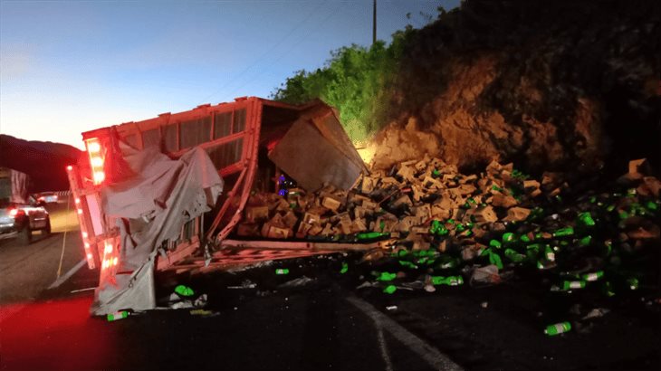 Identifican a conductor de tráiler fallecido en accidente en la autopista Puebla-Orizaba