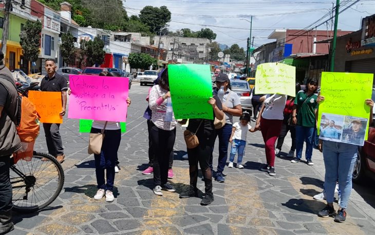 Protestan en el Ayuntamiento de Banderilla; piden justicia para Inocencio