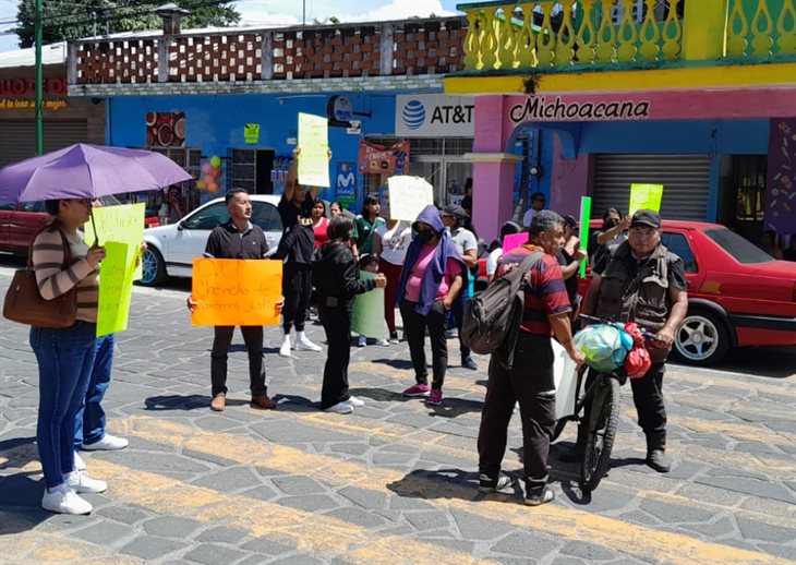 Protestan en el Ayuntamiento de Banderilla; piden justicia para Inocencio