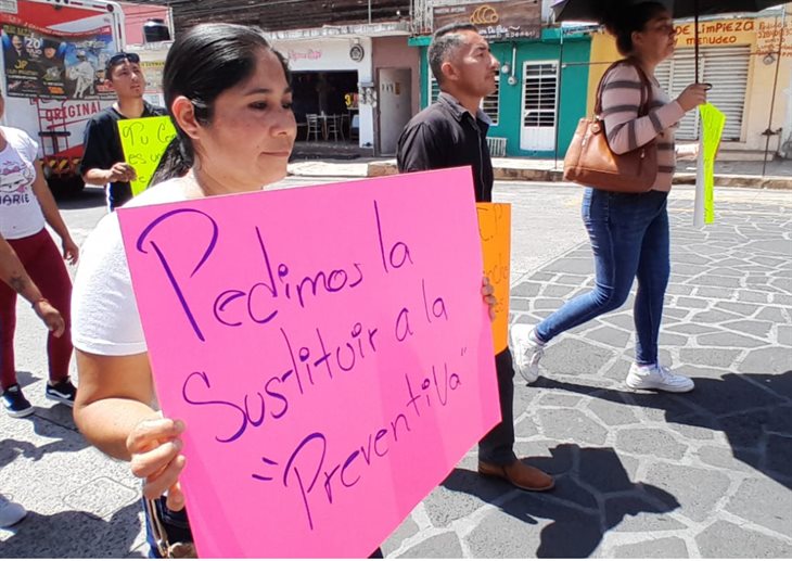 Protestan en el Ayuntamiento de Banderilla; piden justicia para Inocencio