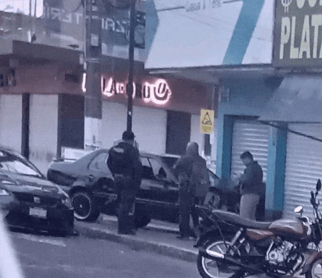 Auto choca contra un negocio en la calle Clavijero de Xalapa