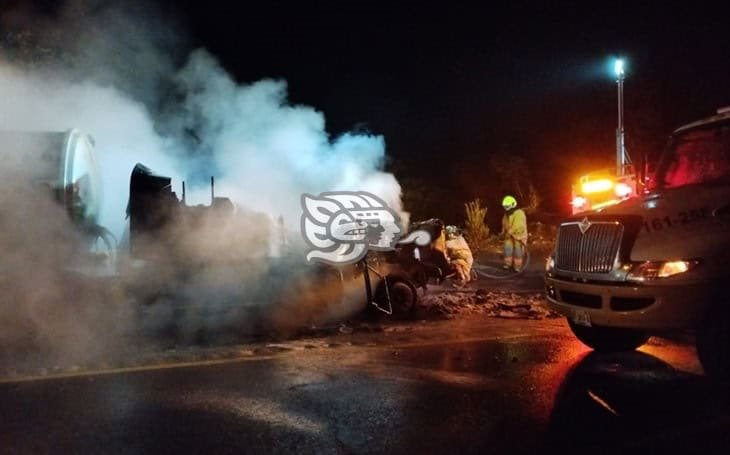 Fuerte incendio: tráiler con pipa termina calcinado en Maltrata 