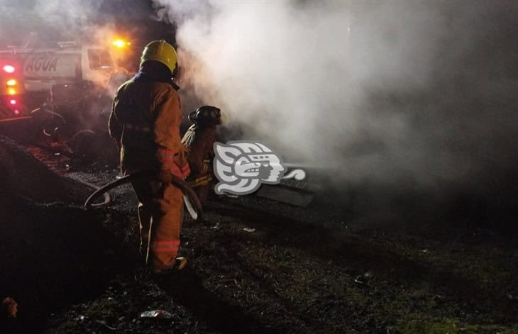 Fuerte incendio: tráiler con pipa termina calcinado en Maltrata 