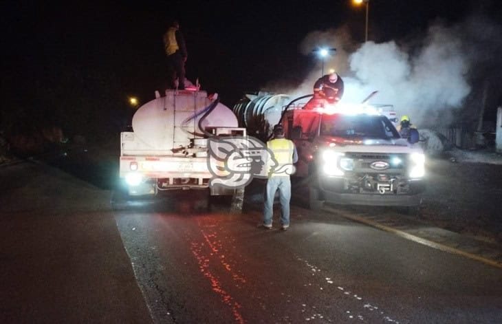 Fuerte incendio: tráiler con pipa termina calcinado en Maltrata 