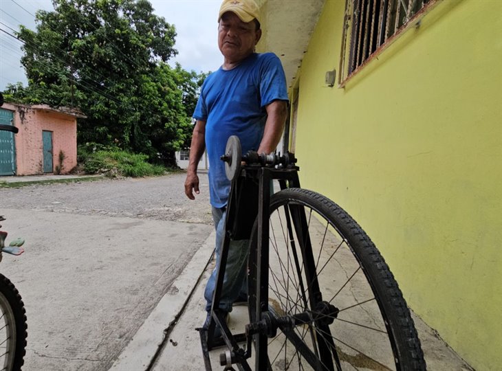 Antonio y Jesús, de los pocos afiladores que mantienen vivo este oficio en Poza Rica