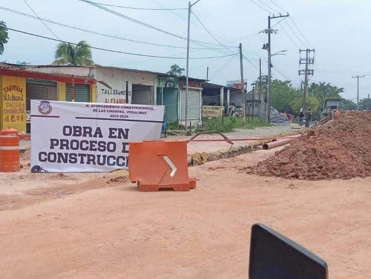 Caos vial en carretera Las Choapas-Paralelo por la falta de señalización