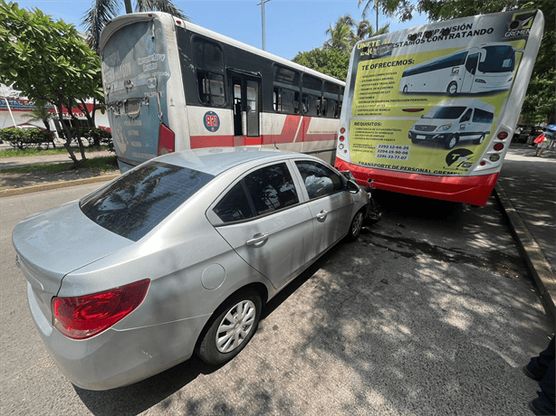Colisión entre automóvil y camión en avenida Díaz Mirón sin heridos graves