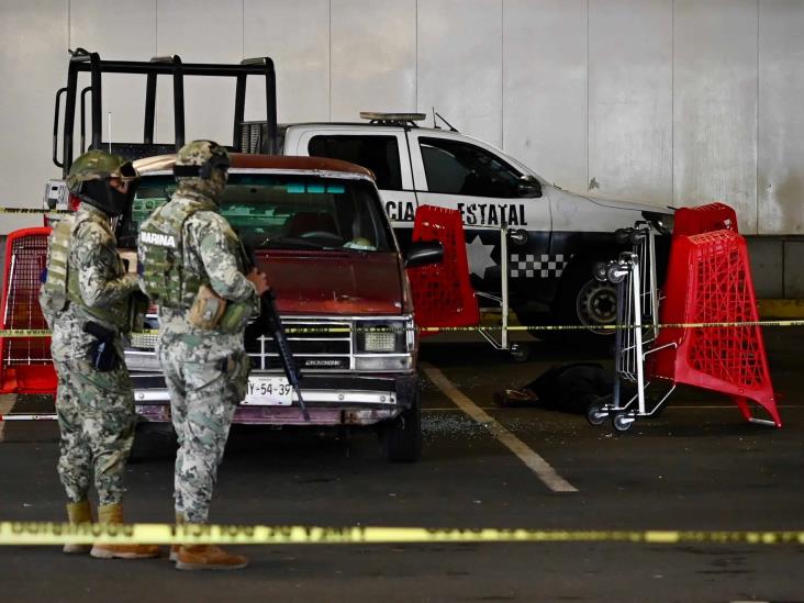 Balacera en Mega Las Palmas de Veracruz deja una policía muerta y otra herida