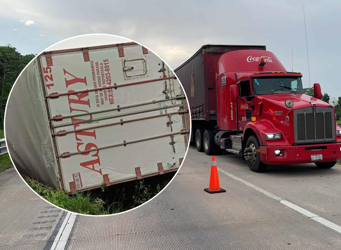 Operador de camión de carga sufre volcadura en autopista de Acayucan