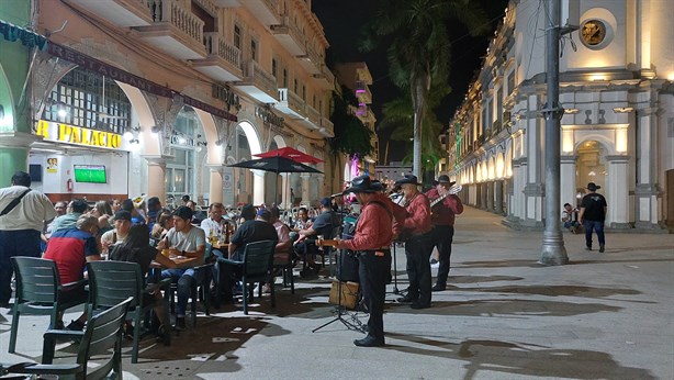 ¿Cuánto cobran los músicos norteños por canción en el puerto de Veracruz? | Fotos