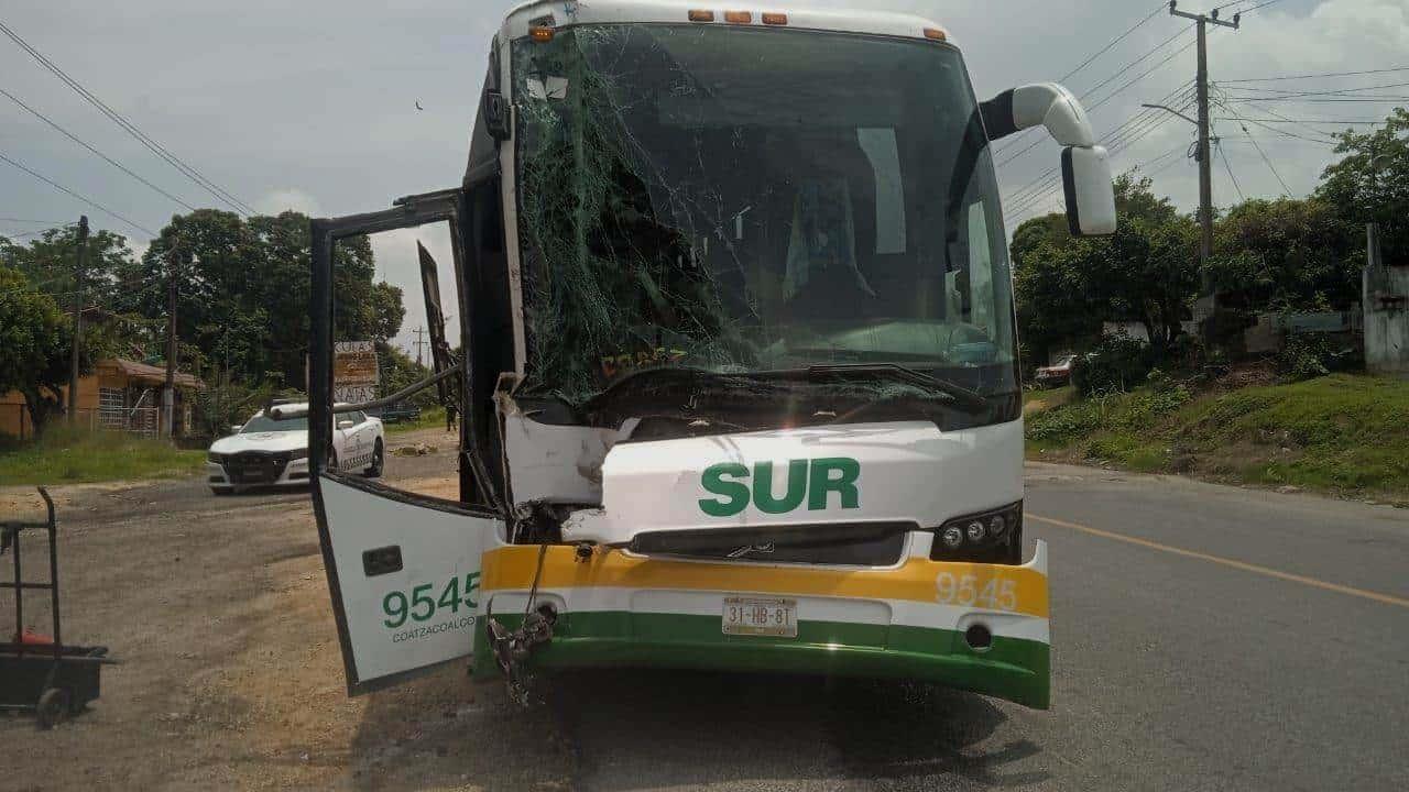 Autobús impacta tráiler sobre la Transístmica en  Sayula 