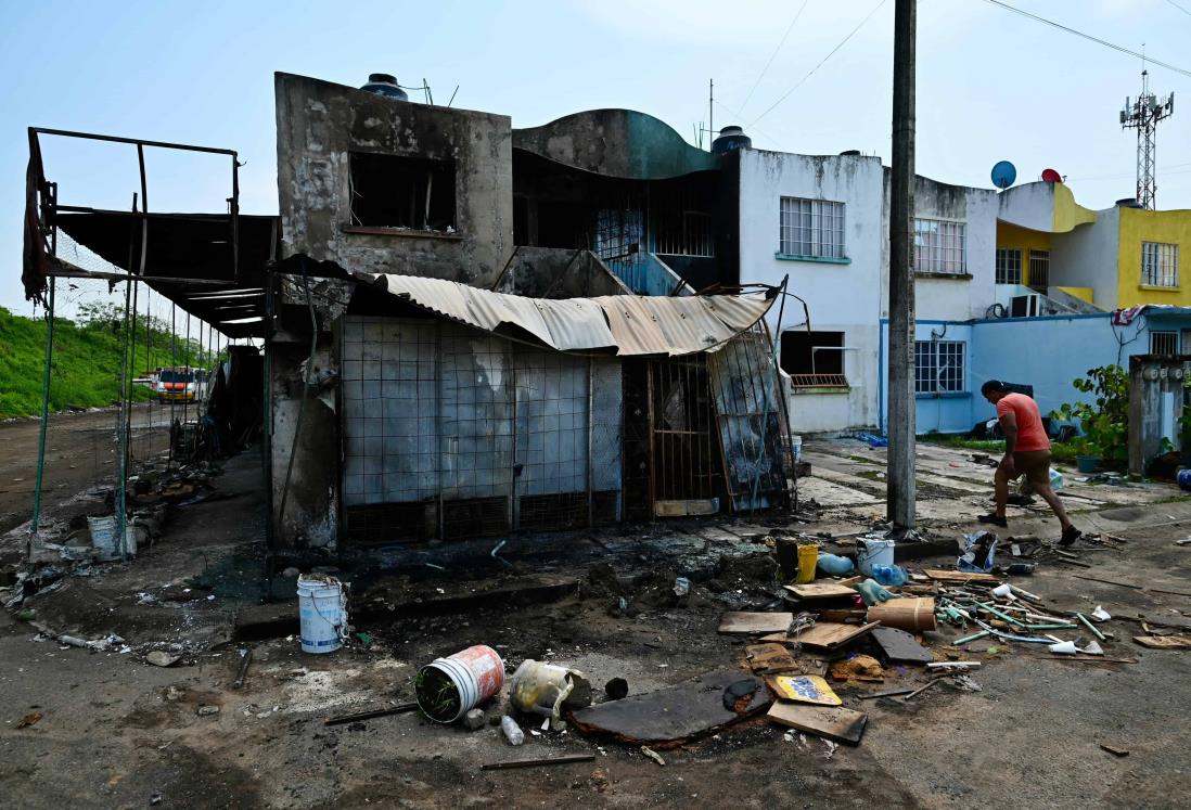 Sobrevivientes de incendio en Veracruz no saben qué va a pasar con sus viviendas