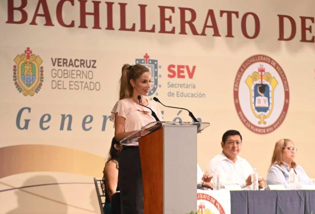 Preside Paty Lobeira ceremonia de clausura de la generación 2021-2024 de Bachilleres Veracruz