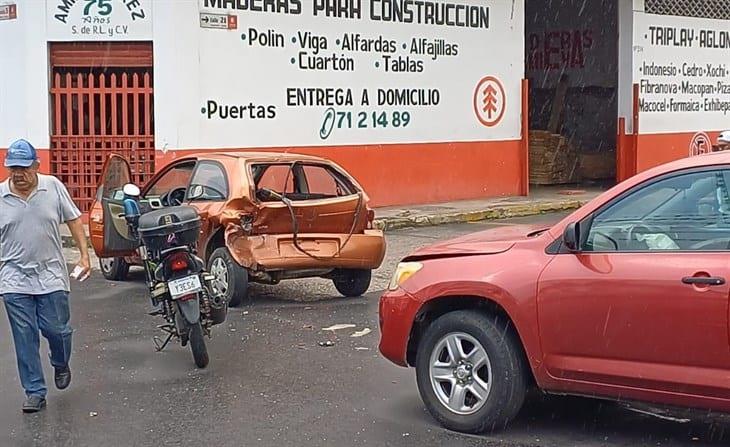 Aparatoso choque: camioneta impacta a vehículo estacionado en centro de Córdoba