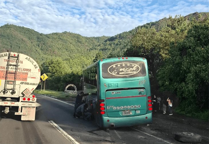 ¡Que susto! se desprende llanta de un autobús de turismo en Maltrata 