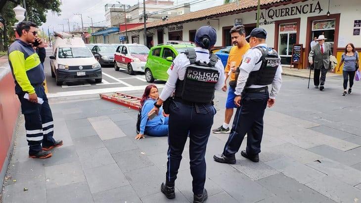 Mujer es atropellada por camioneta de telecomunicaciones en centro de Orizaba