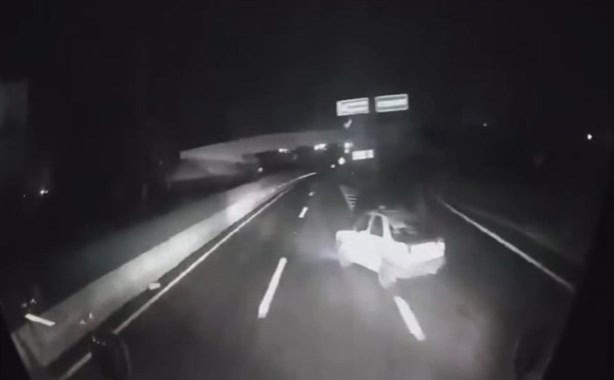 Revelan VIDEO del accidente en el que taxista quedó prensado en la carretera Veracruz-Cardel