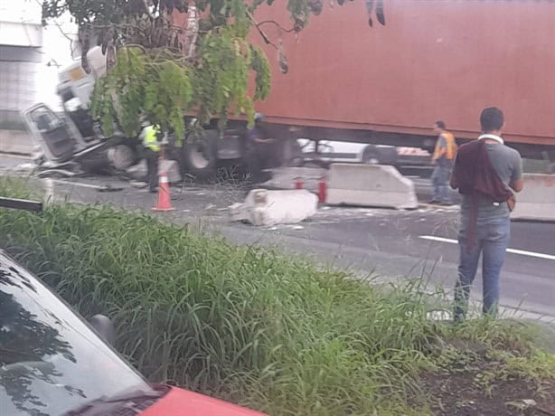 Taxista queda prensado al chocar con tráiler en la carretera Veracruz-Cardel | VIDEO