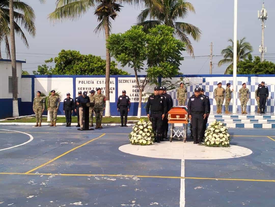 Rinden homenaje a mujer policía que perdió la vida en Plaza Las Palmas, en Veracruz